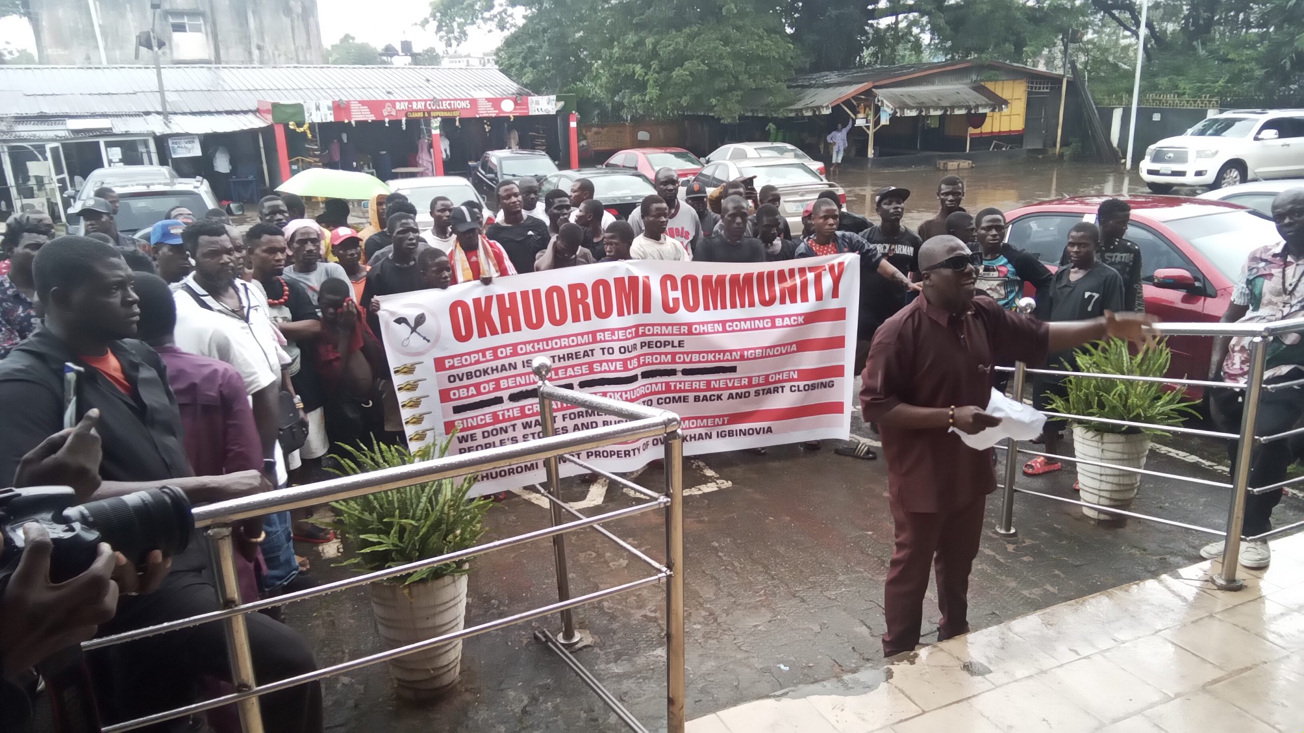 Okhuoromi Youths Protest planned Reinstatement of Ohen Ovbokha